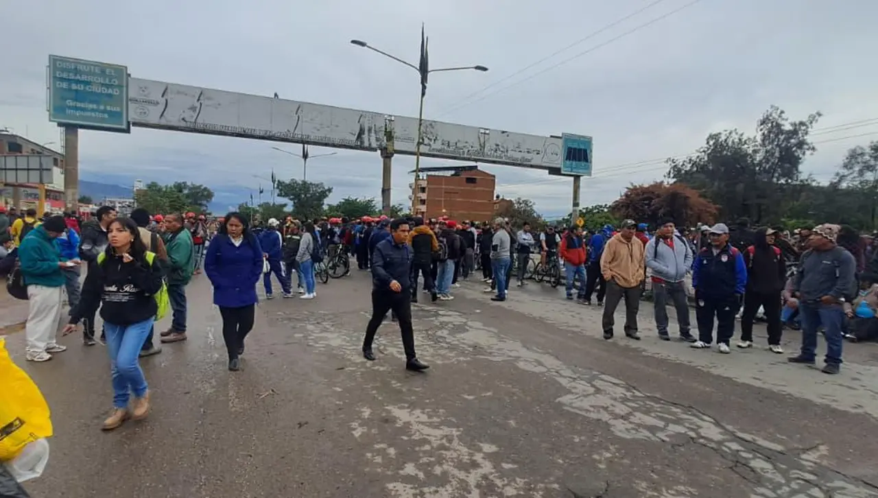 Por conflictos sociales, Bolivia registra 16 puntos de bloqueo en carreteras este lunes, según datos de la ABC