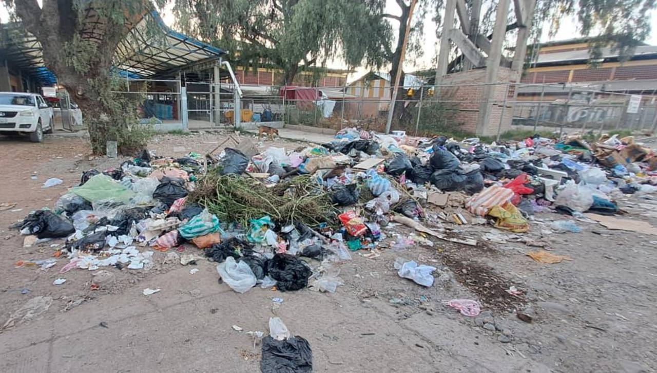 Conflicto en Colcapirhua ocasiona que la basura se acumule en las calles ante el corte en el servicio de recojo