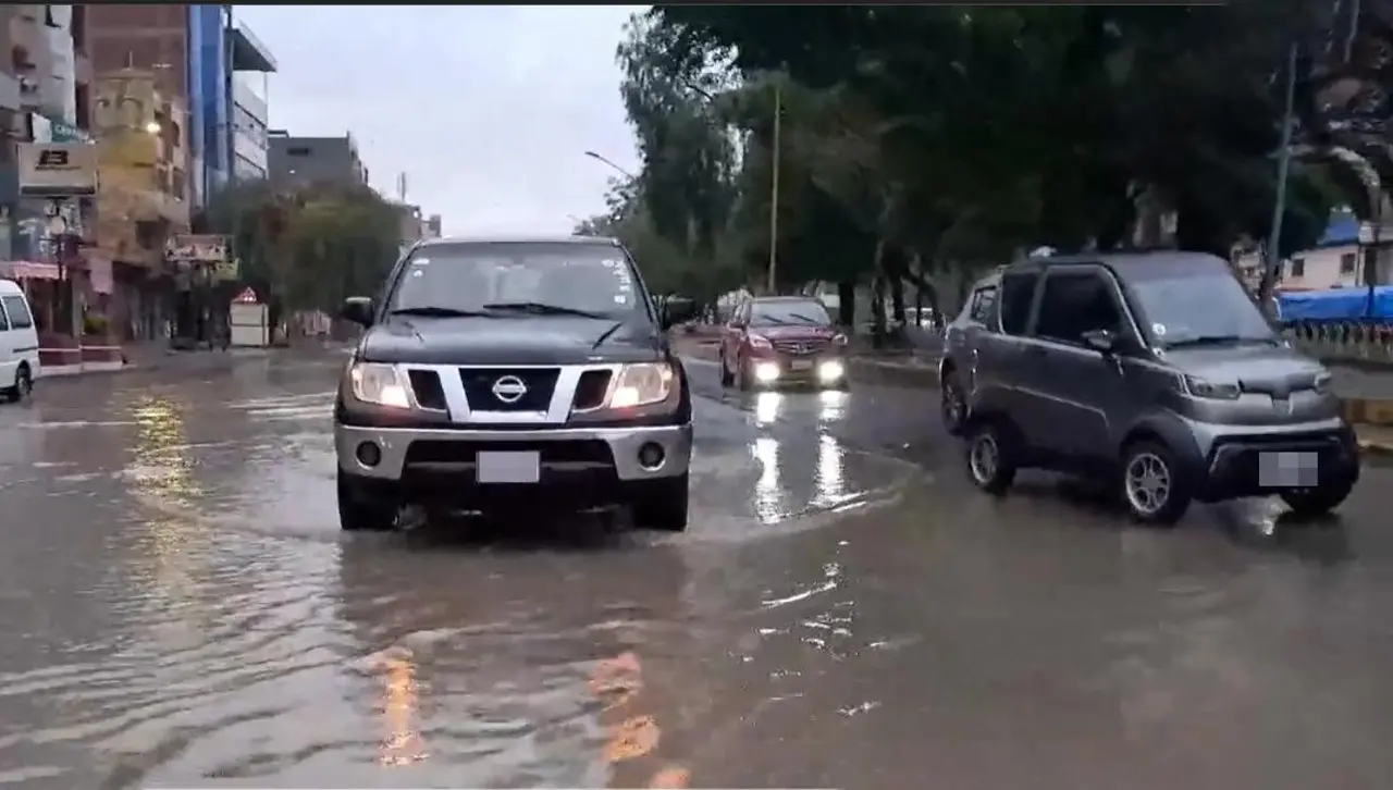 Persisten las lluvias y Quillacollo amanece con varias calles inundadas y alcantarillas colapsadas