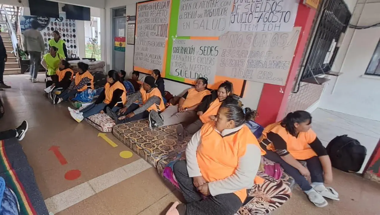 Trabajadores de salud instalan huelga de hambre en demanda del pago de sueldos adeudados