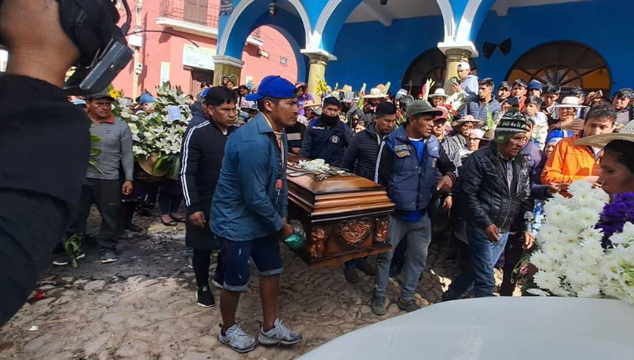 Trasladan los cuerpos del alcalde de Totora y las otras víctimas de accidente vehicular a otras comunidades