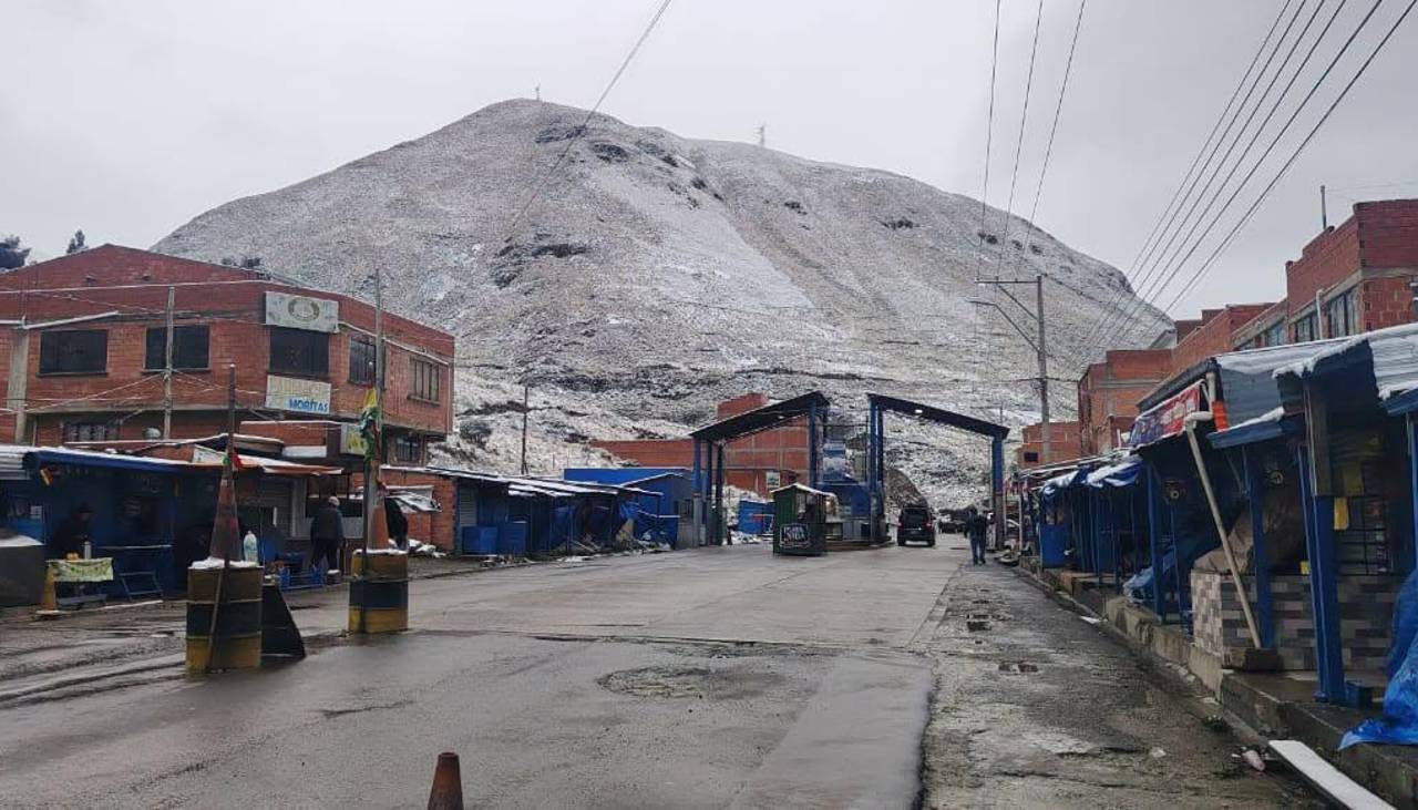 Por nevadas y riesgo en la vía, Tránsito frena temporalmente el viaje hacia Los Yungas