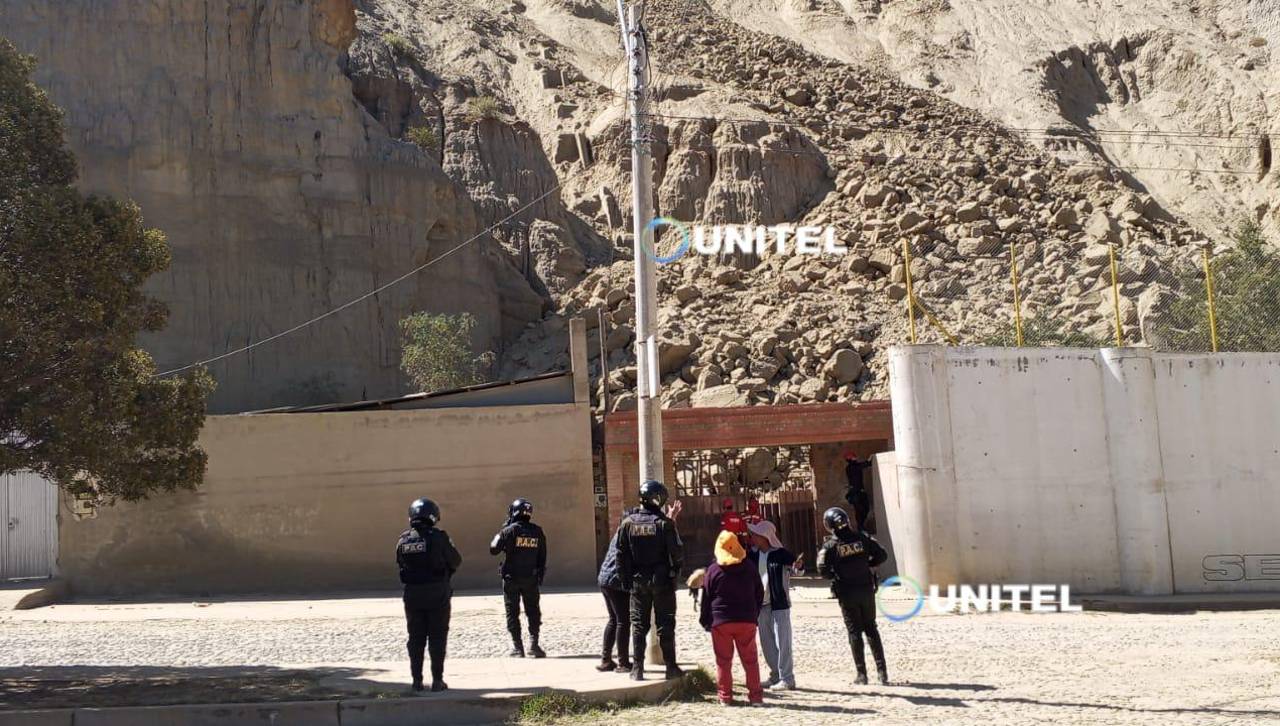 No hay heridos en deslizamiento de tierra y rocas en Achumani; Alcaldía de La Paz dice que no se descarta demolición controlada