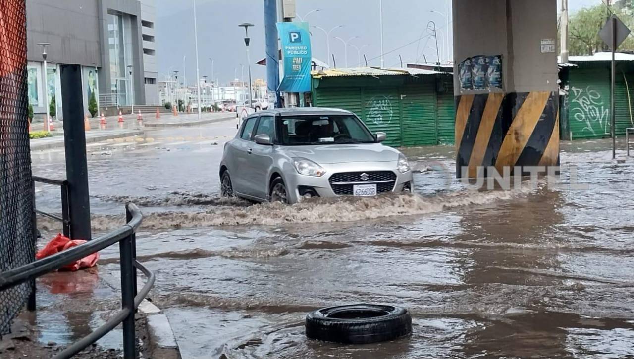 Lluvia inunda calles y avenidas en la ciudad de Cochabamba