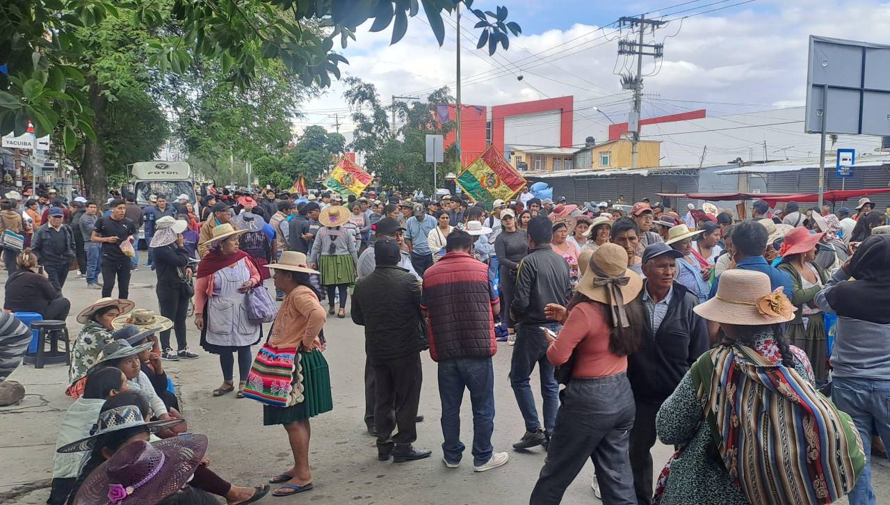 Vecinos marchan en Cochabamba en contra del decreto 5503