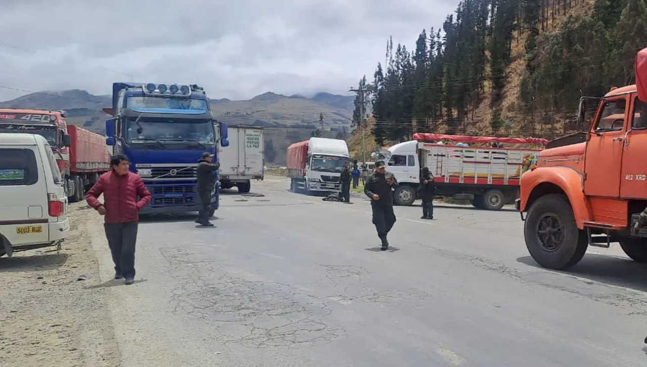 Falta combustible: Tras acuerdo con la Policía, choferes dan cuarto intermedio en los bloqueos en Cochabamba