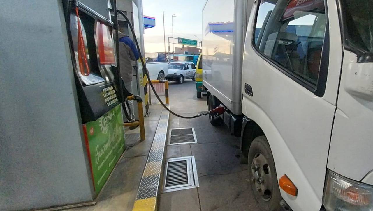 Ministerio de Economía garantiza presupuesto para combustibles y dice que YPFB debe gestionar los dólares