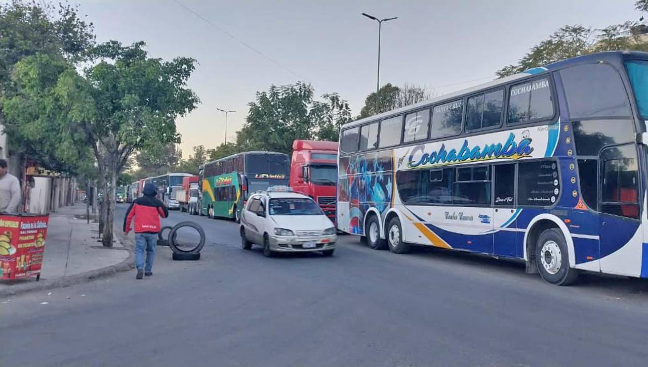 De los bloqueos a las filas, Transporte Pesado de Cochabamba dice que la espera por diésel se agrava