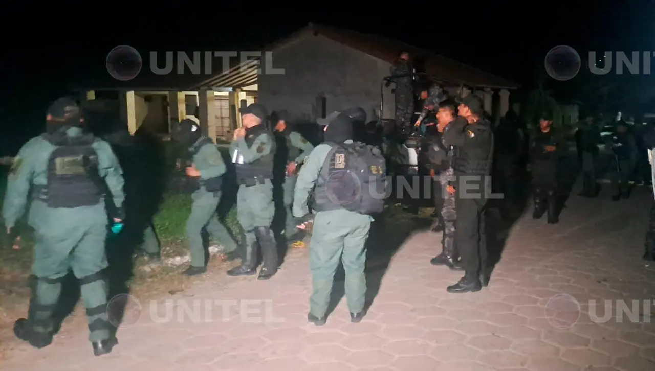Un contingente policial llega al pozo petrolero tomado por campesinos en Santa Cruz