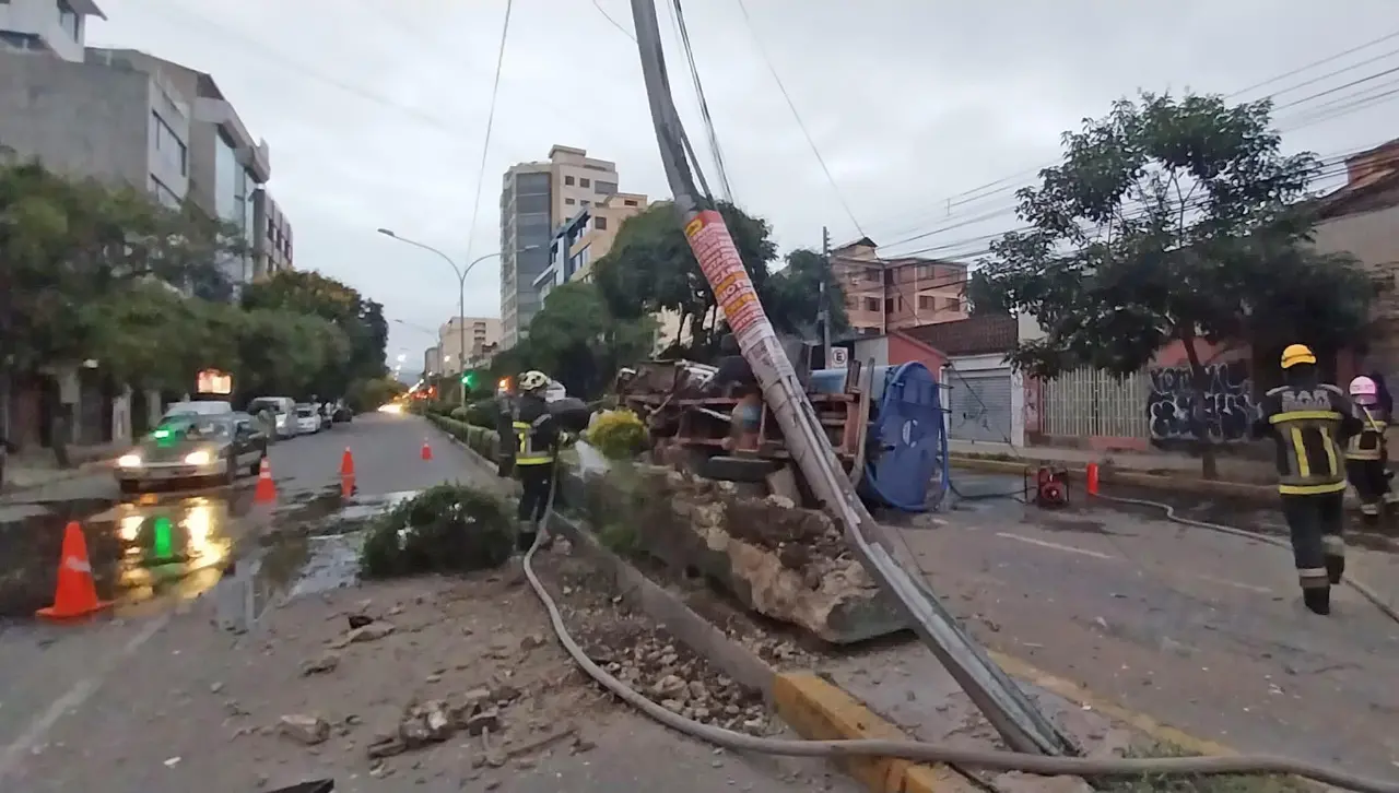 Cisterna vuelca tras impactar contra un taxi y una jardinera en Cochabamba