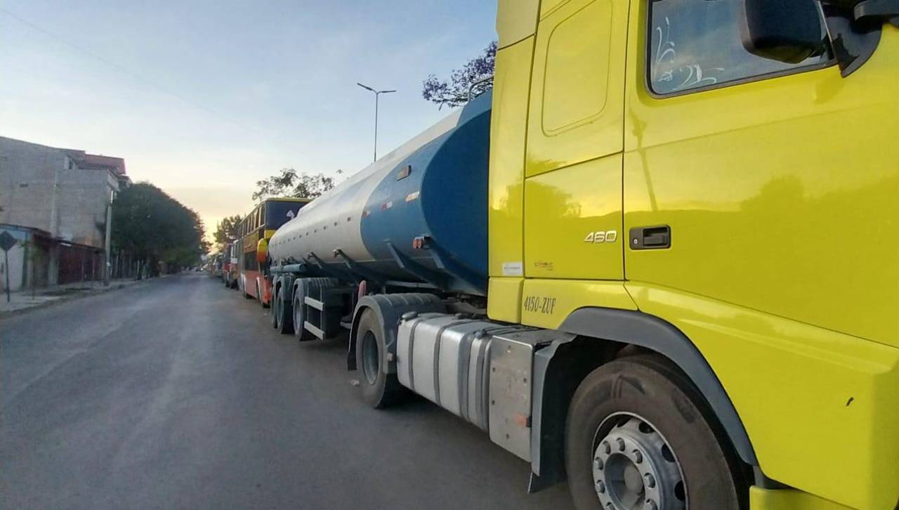Filas por diésel y gasolina, conductores en el eje central buscan abastecer sus vehículos