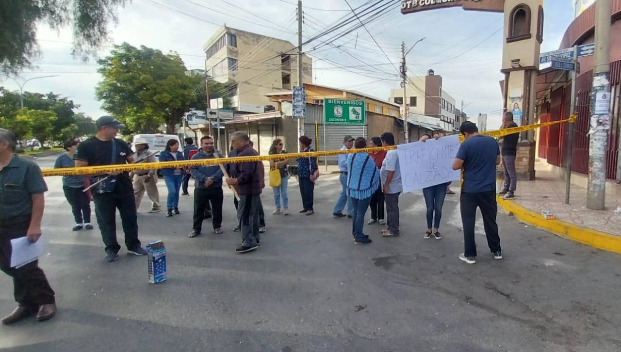 Cochabamba: Vecinos bloquean una avenida en contra del asentamiento de comerciantes en las aceras