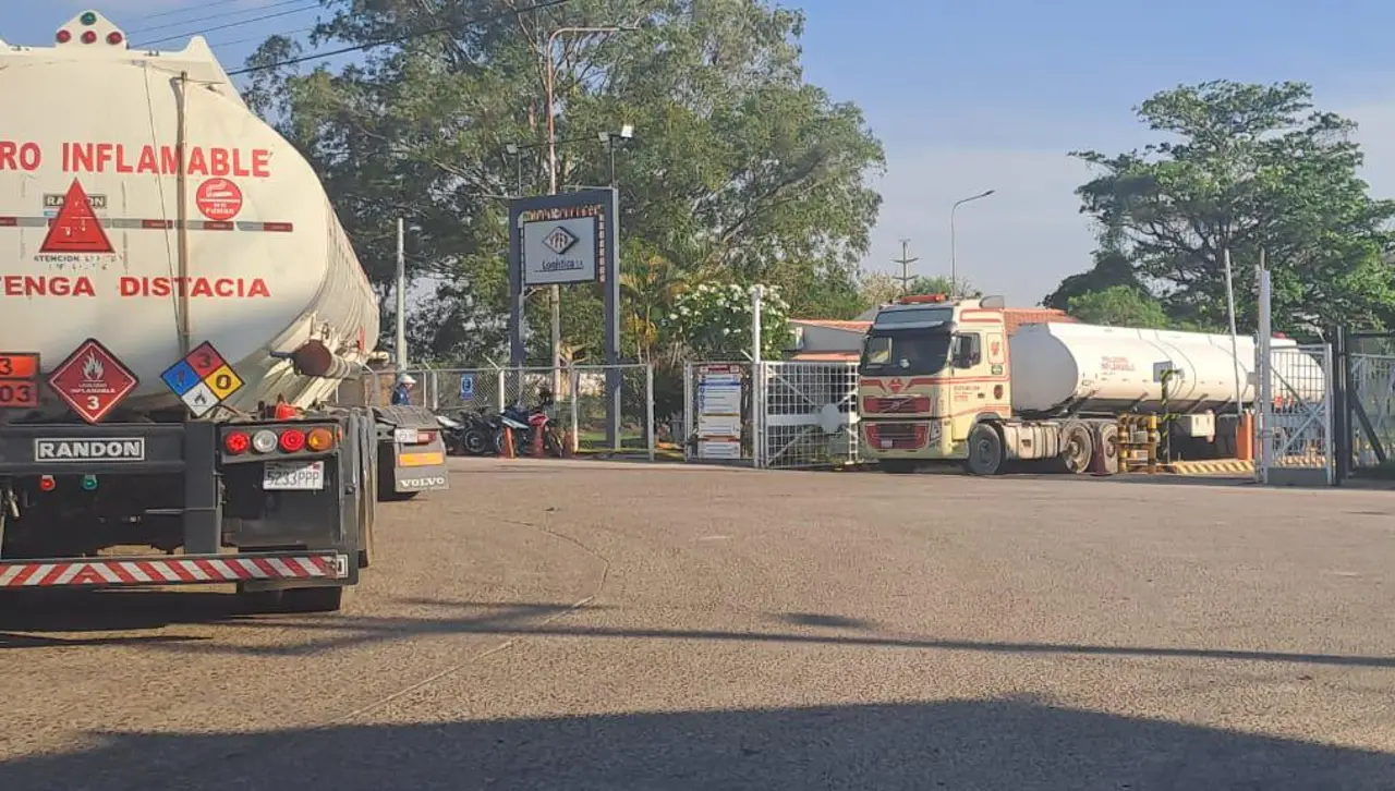 Se registra ingreso de cisternas con combustible importado a la refinería de Palmasola