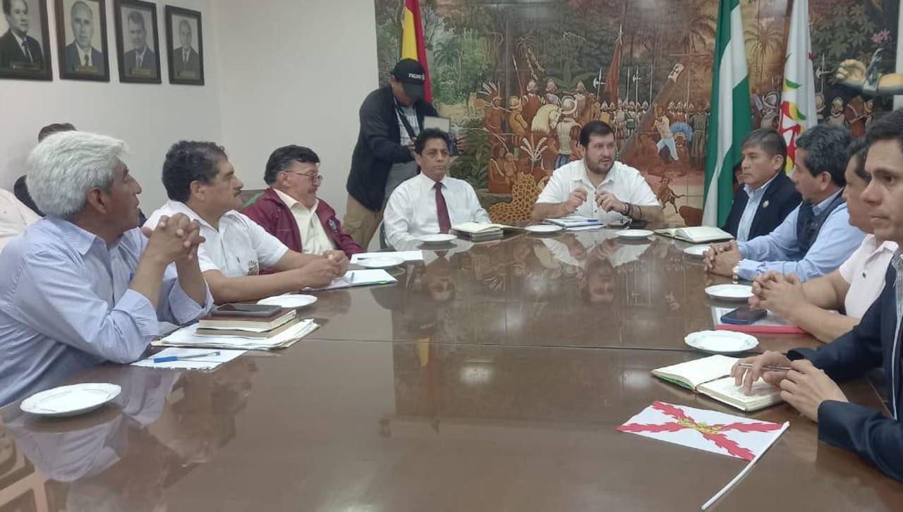 Bloque cívico nacional se reúne en Santa Cruz; esperan la llegada del presidente Paz