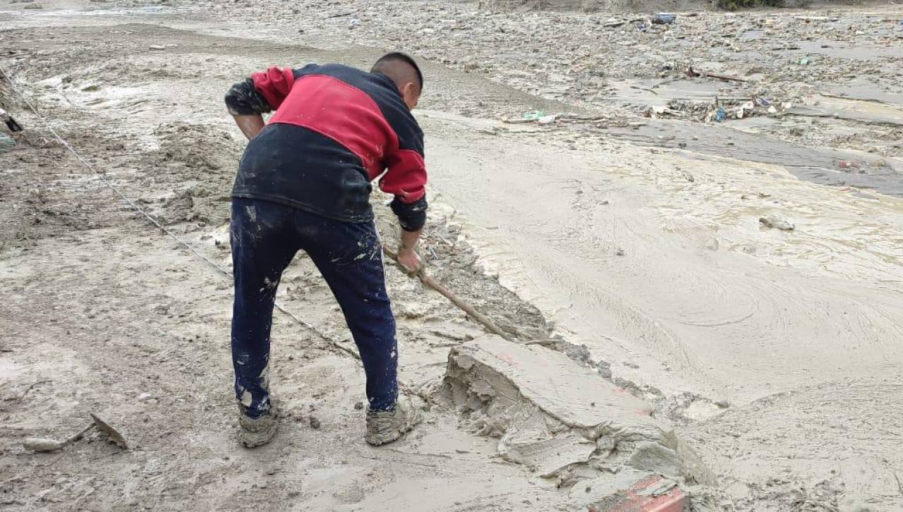 Mazamorra en Bajo Llojeta: Damnificados sacan el lodo de sus casas con palas, picotas y carretillas