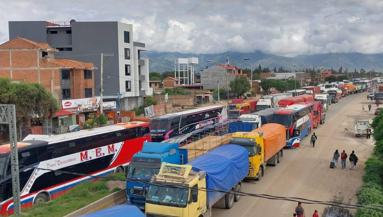 Tras limpieza, habilitan paso total por la carretera que une Cochabamba con Oruro y La Paz