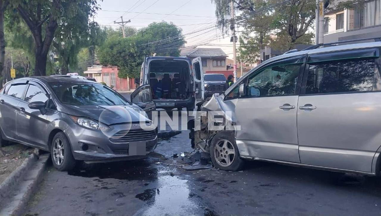 Choque entre dos vehículos deja a tres personas heridas y daños materiales de consideración