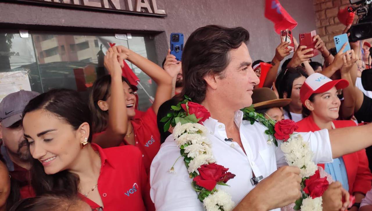 ‘Mamen’ Saavedra llega al TED para presentar su candidatura a la Alcaldía cruceña 