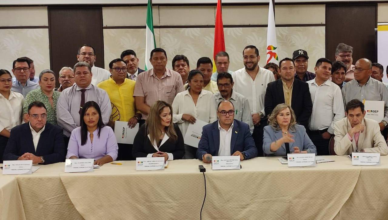 Cumbre: Delegados políticos firman acuerdo de 16 puntos para garantizar el desarrollo de las subnacionales