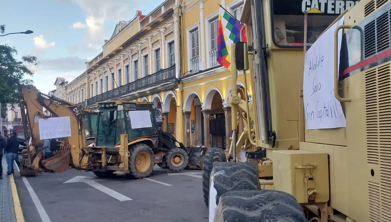 Con tractores y excavadoras, empresas constructoras bloquean el centro de Cochabamba exigiendo a la Alcaldía los pagos adeudados