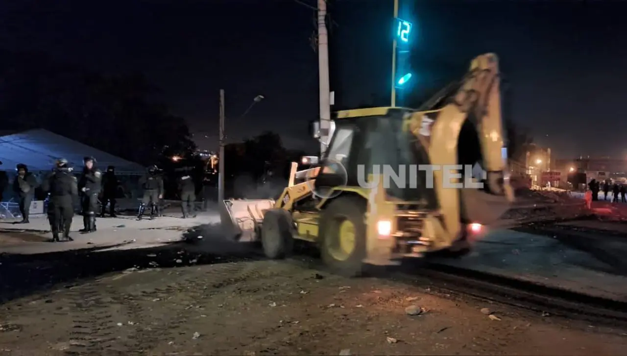 Policía desbloquea Sipe Sipe y avanza sobre la carretera que une Cochabamba con el occidente del país