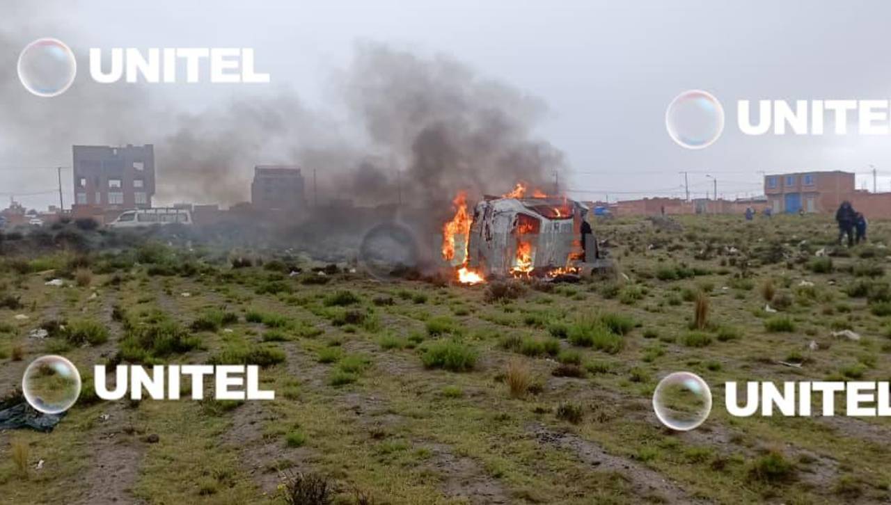 Tras persecución con choque, dos sospechosos de robo fueron atrapados en El Alto y su vehículo quemado