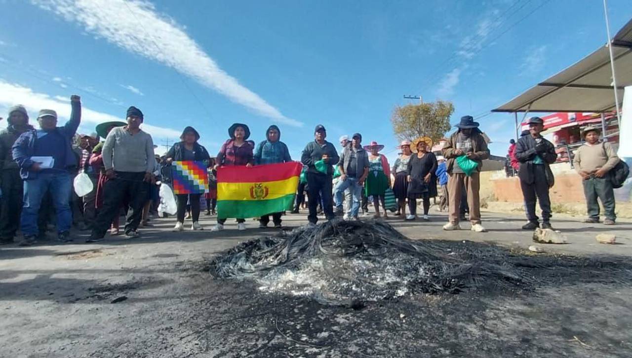 Bloqueos en Huayllani persisten y cortan el paso en la ruta nueva entre Cochabamba y Santa Cruz 