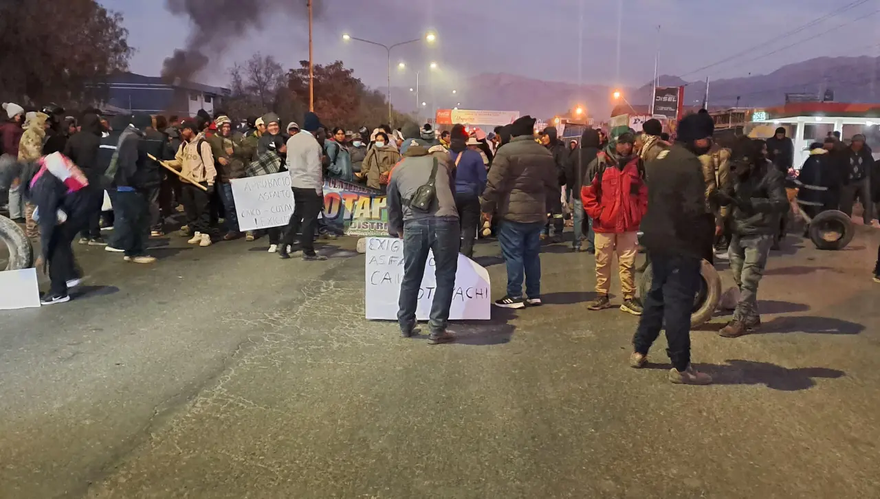 En medio de bloqueos evistas en Cochabamba, vecinos de Cotapachi cortan el paso a La Paz y Oruro exigiendo asfalto