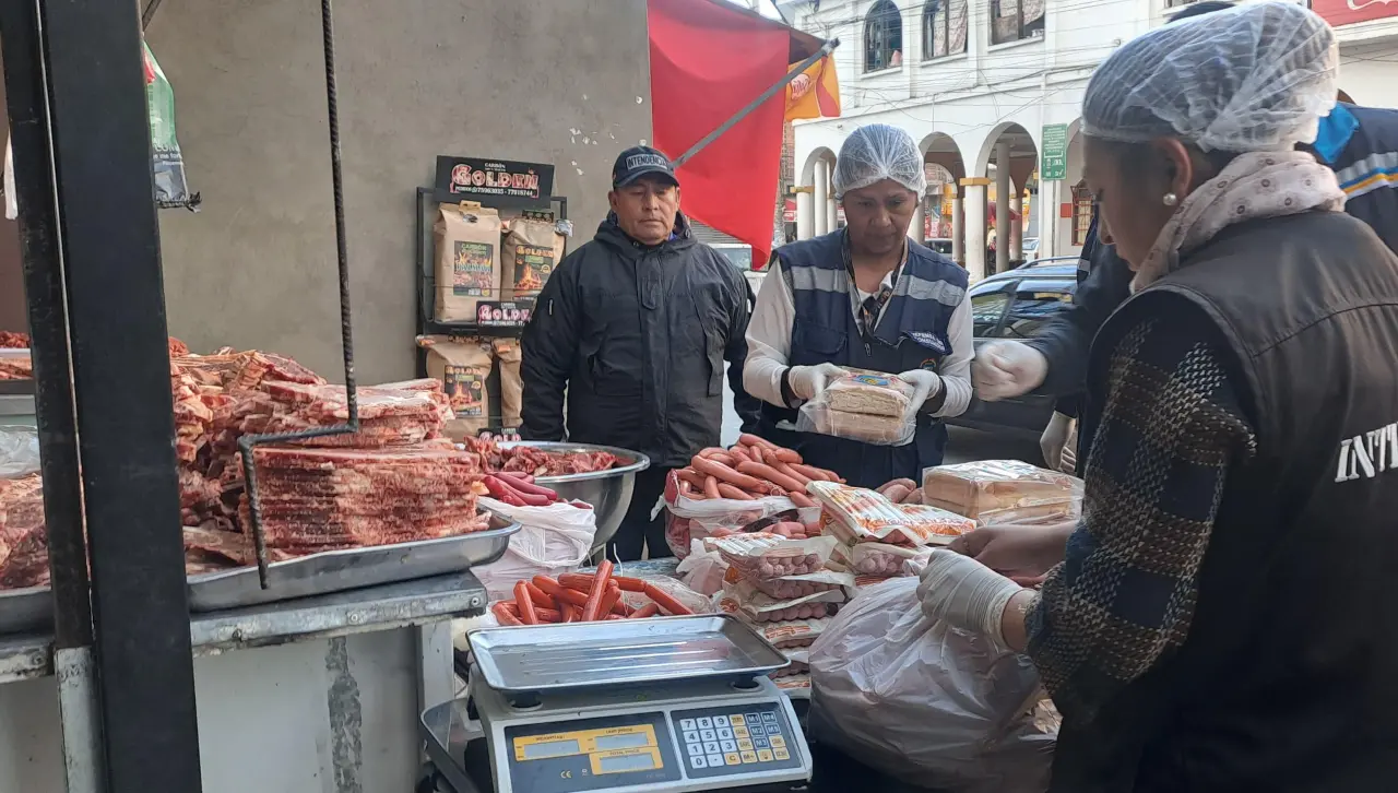 A horas de celebrar San Juan se realizan controles de la venta de embutidos en diferentes mercados
