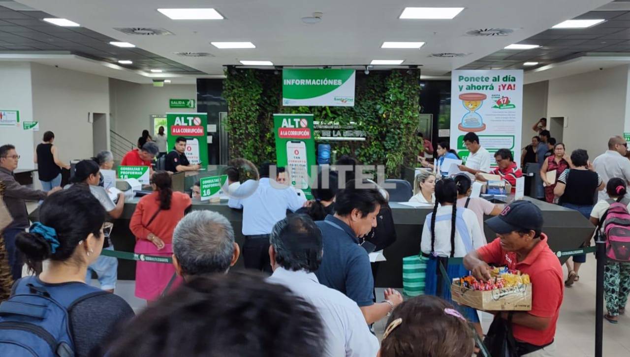 Trabajadores protestan por pago de dos sueldos en la Quinta Municipal; empresa tercializada de aseo reclama 11 meses de salario