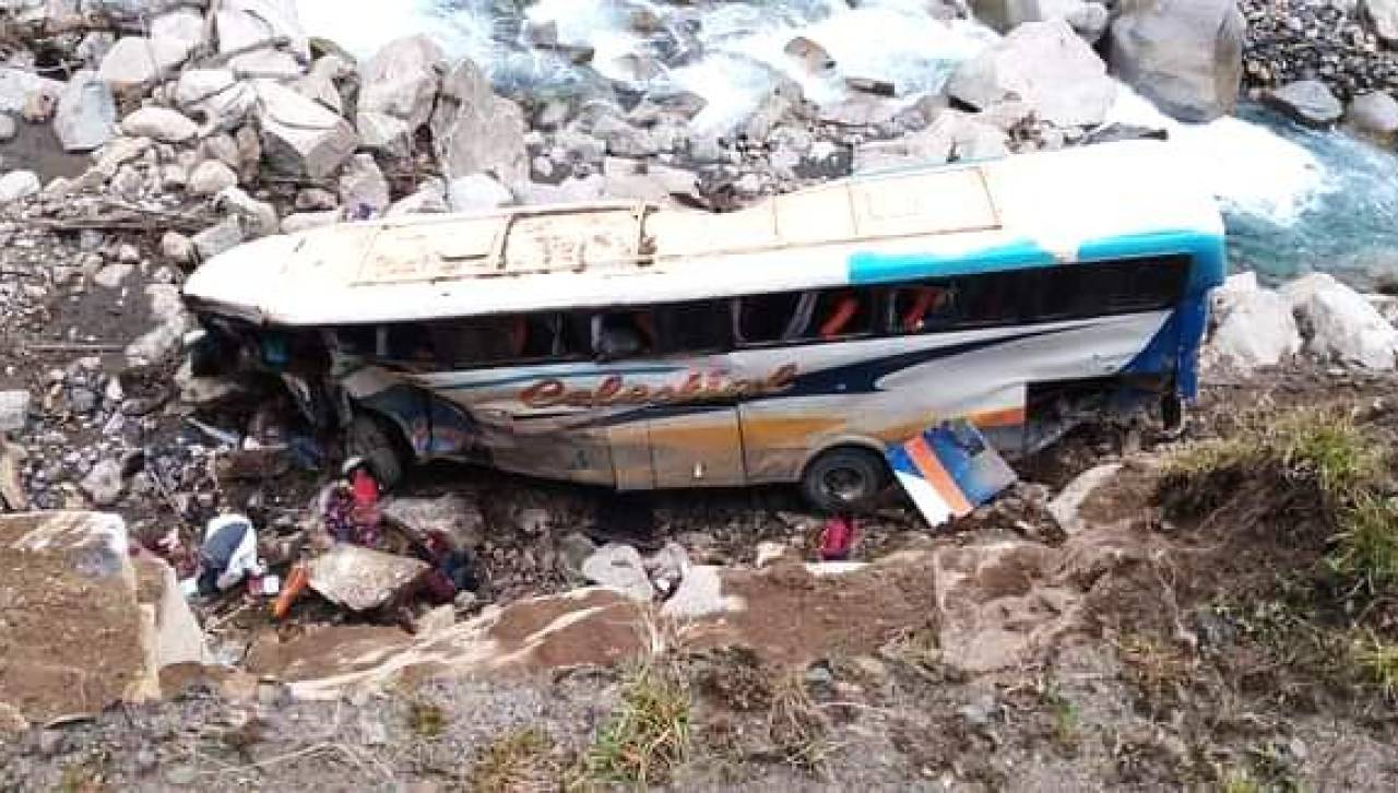 La Paz: Bus “lleno de personas” cae en un barranco de Charazani y deja heridos 