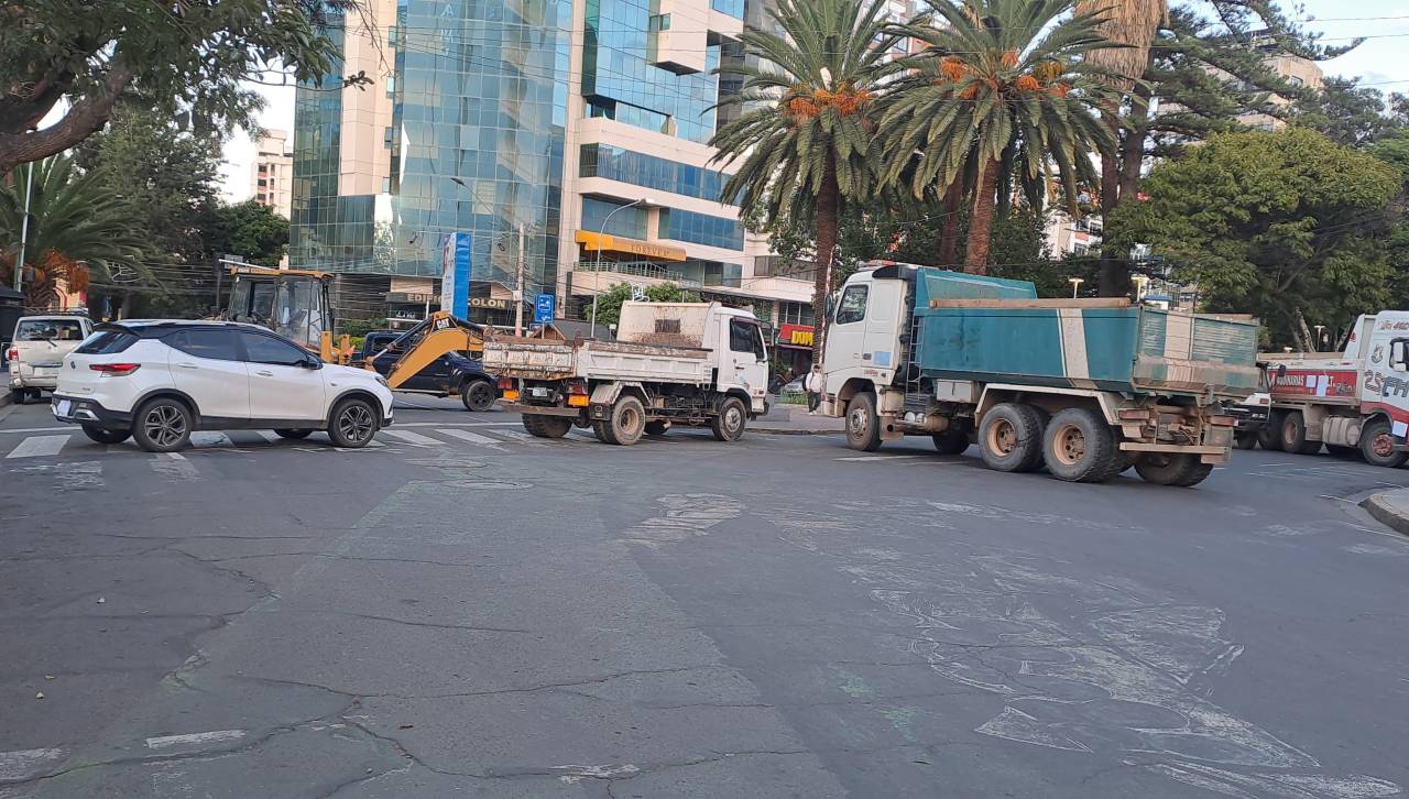 Empresas constructoras bloquean inmediaciones de la Alcaldía de Cochabamba exigiendo pagos de la gestión 2022