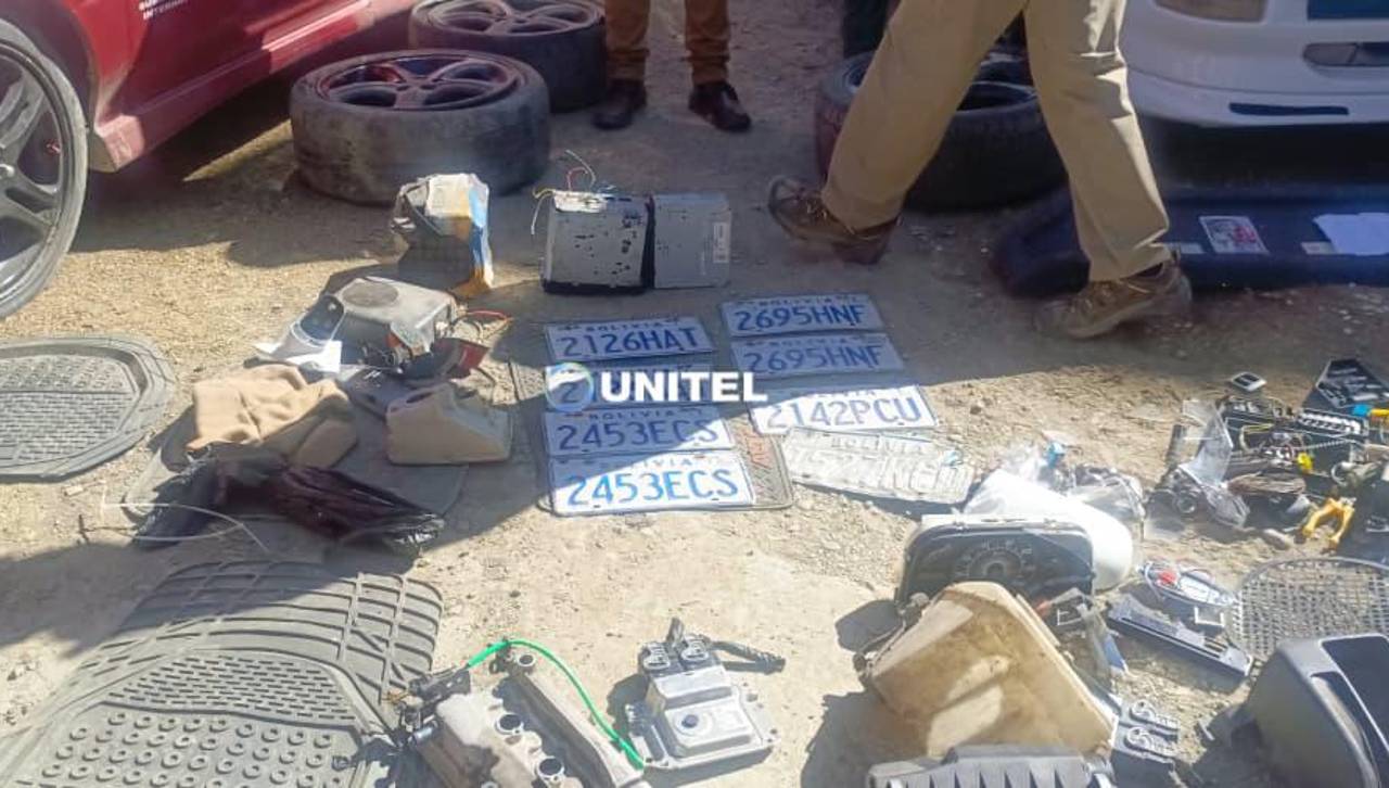Hallan un vehículo robado, autopartes y placas en una vivienda de la zona sur de La Paz