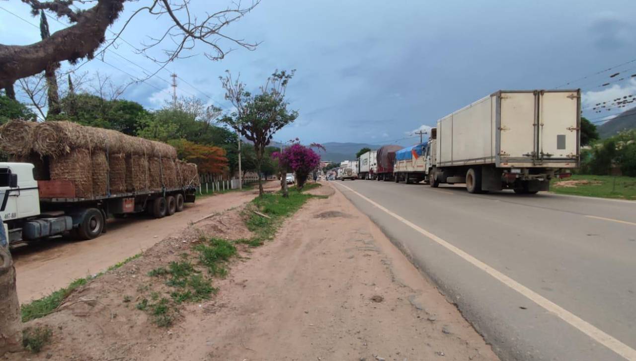 Bloqueo en Mairana persiste y cumple su cuarto día; hay camiones varados