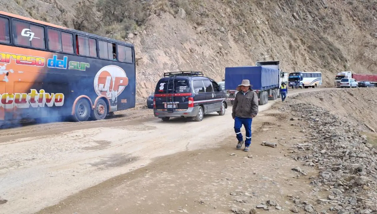 Deslizamiento afecta la transitabilidad de vehículos en la ruta Cochabamba – Oruro