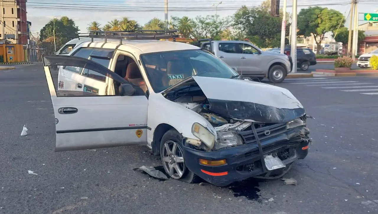 Taxi fue impactado por otro vehículo que luego se dio a la fuga, un pasajero resultó herido