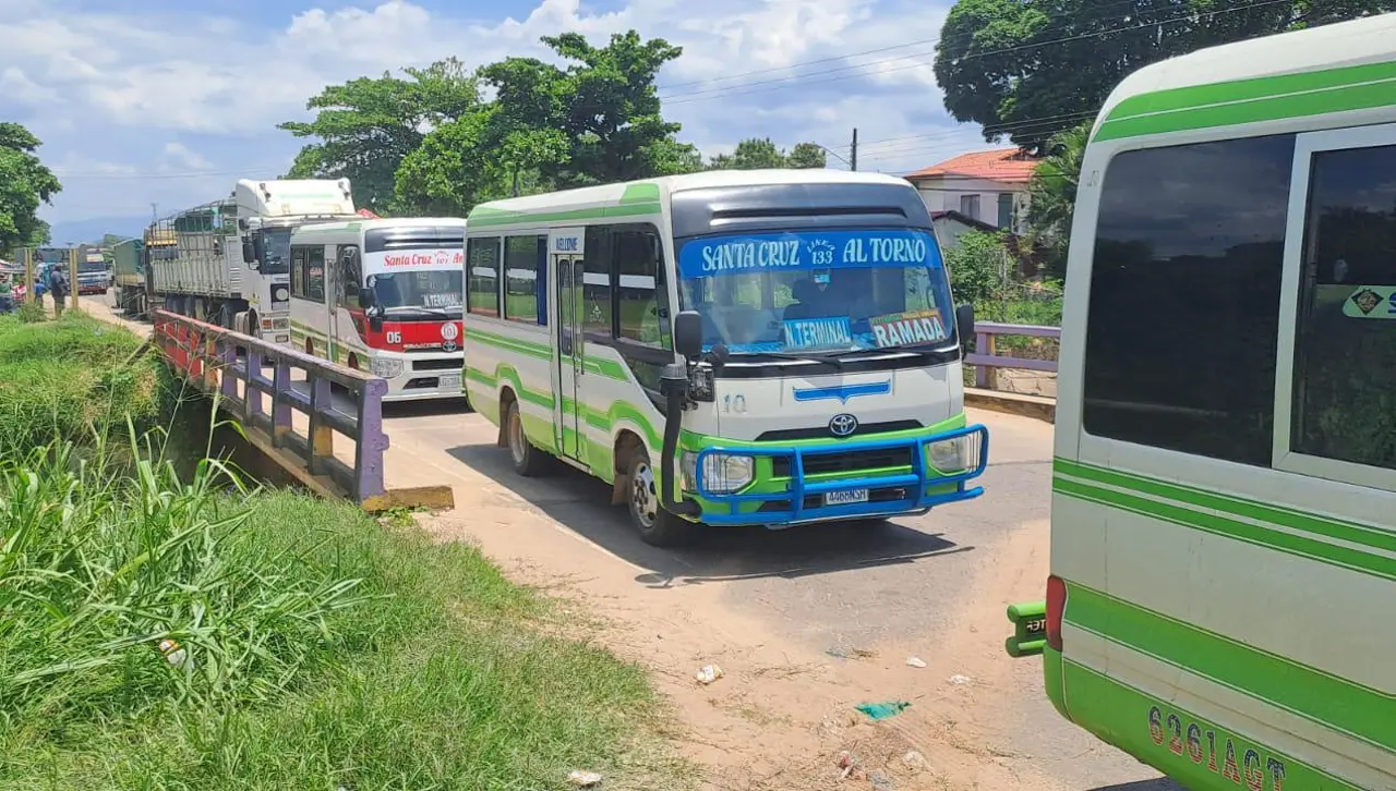 Transportistas y trabajadores de salud bloquean en El Torno y en la ruta a Camiri