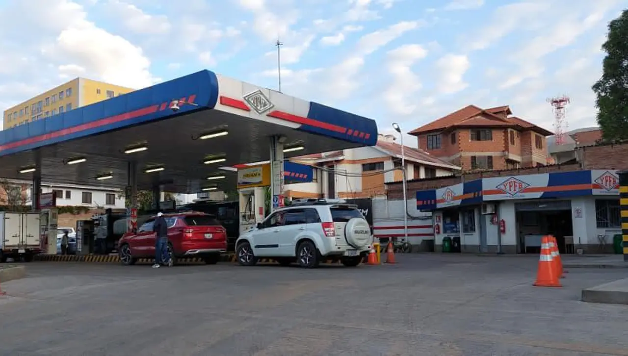 Las filas por combustible no desaparecen pese a los compromisos de abastecimiento de YPFB y el Gobierno