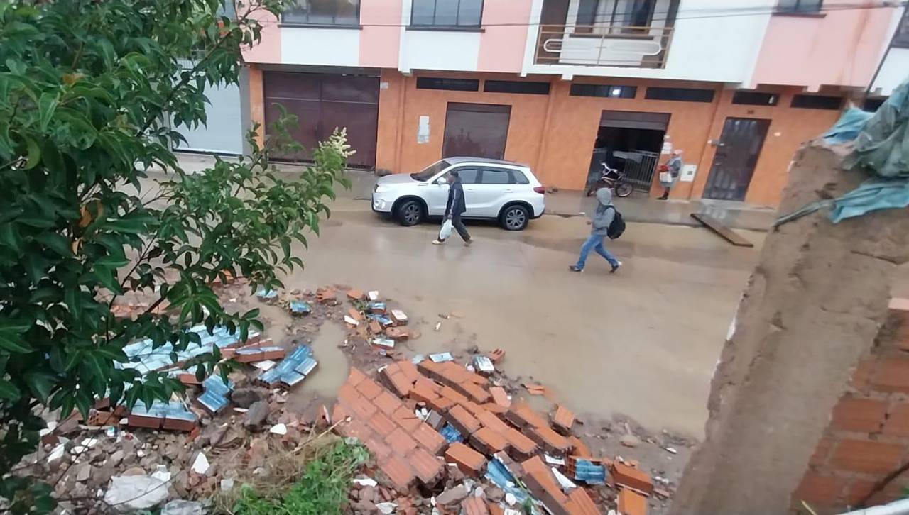 El muro de un hospital de Sacaba cedió producto de las intensas lluvias que cayeron en Cochabamba