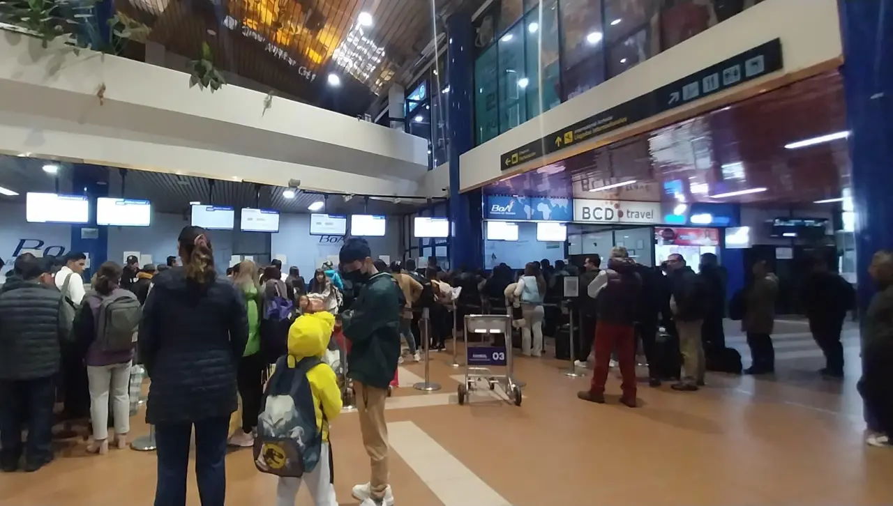 Sube la demanda de pasajeros en el aeropuerto de Cochabamba ante el cierre de la ruta al occidente