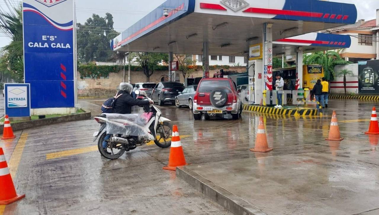 Persisten las filas por combustible en La Paz y Cochabamba este fin de semana