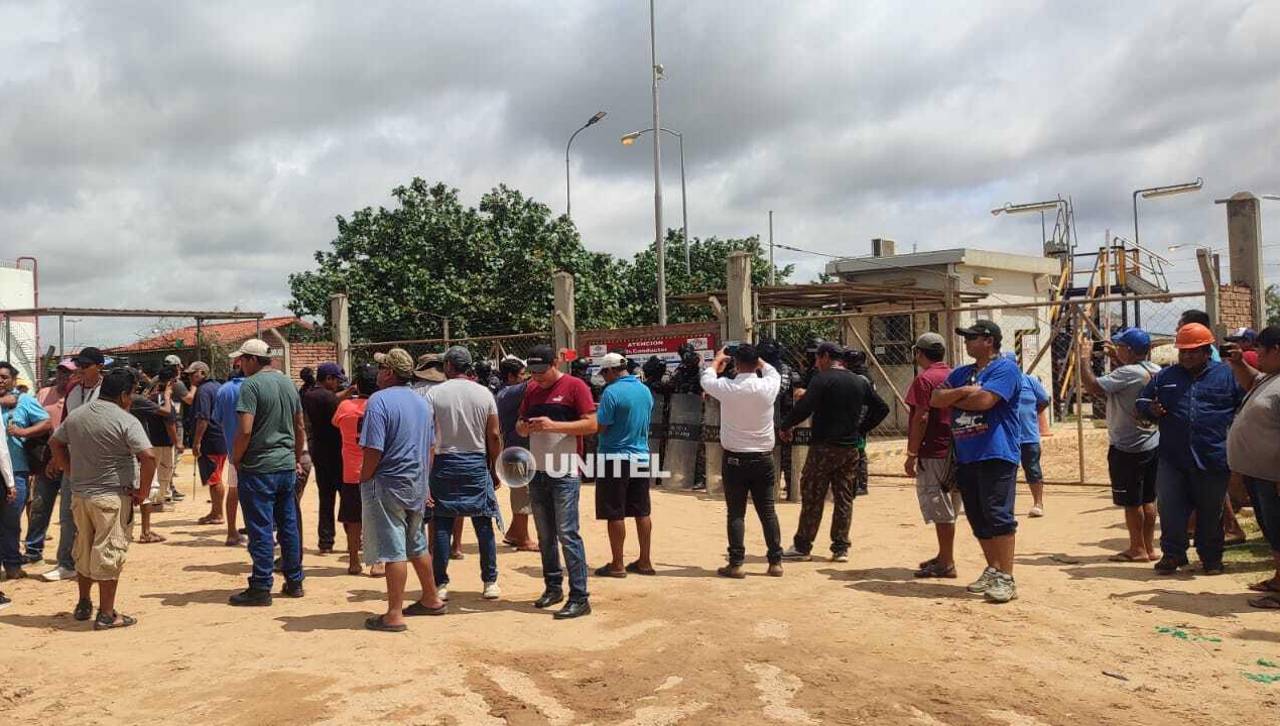 Conductores protestan en la refinería de Palmasola y denuncian que más de 700 cisternas no pueden descargar combustibles