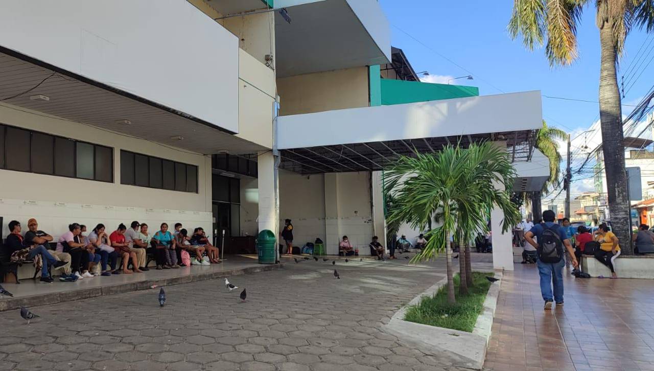 Santa Cruz: Denuncian que pacientes son atendidos en camillas sobre el piso en el Hospital San Juan de Dios 
