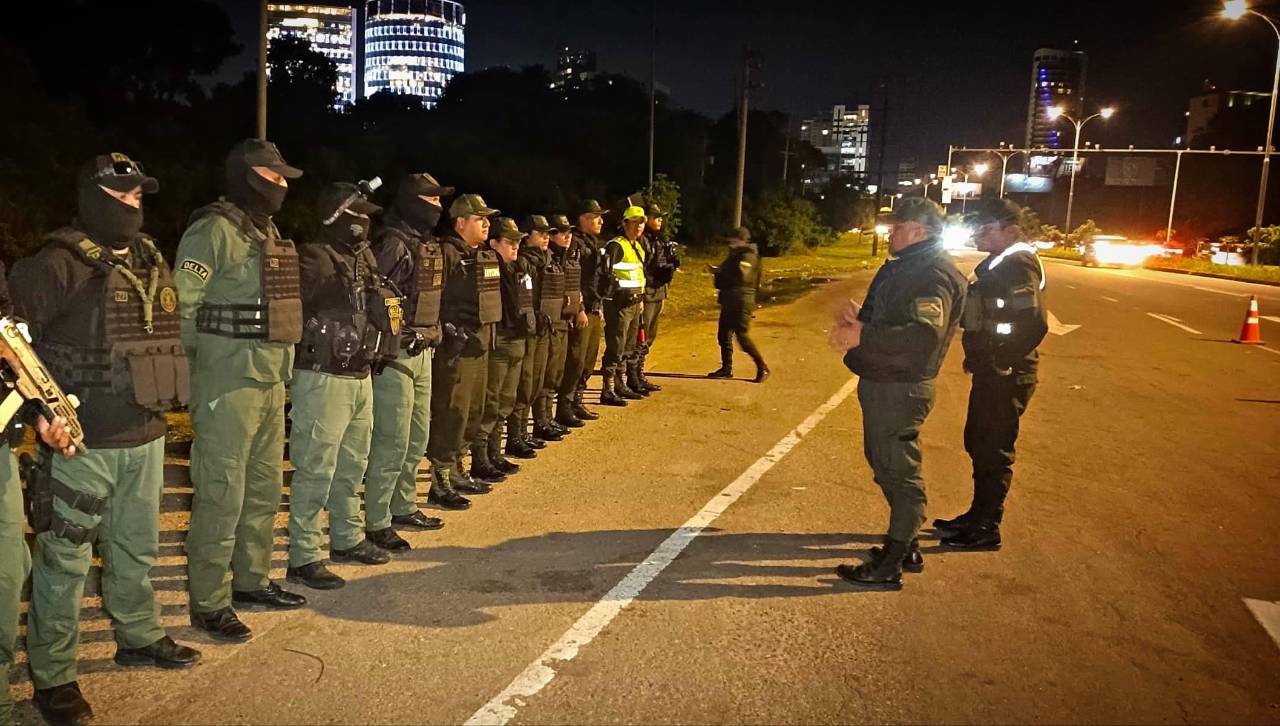 Aprehenden a tres personas trasladando 105 bidones de combustible al trópico de Cochabamba