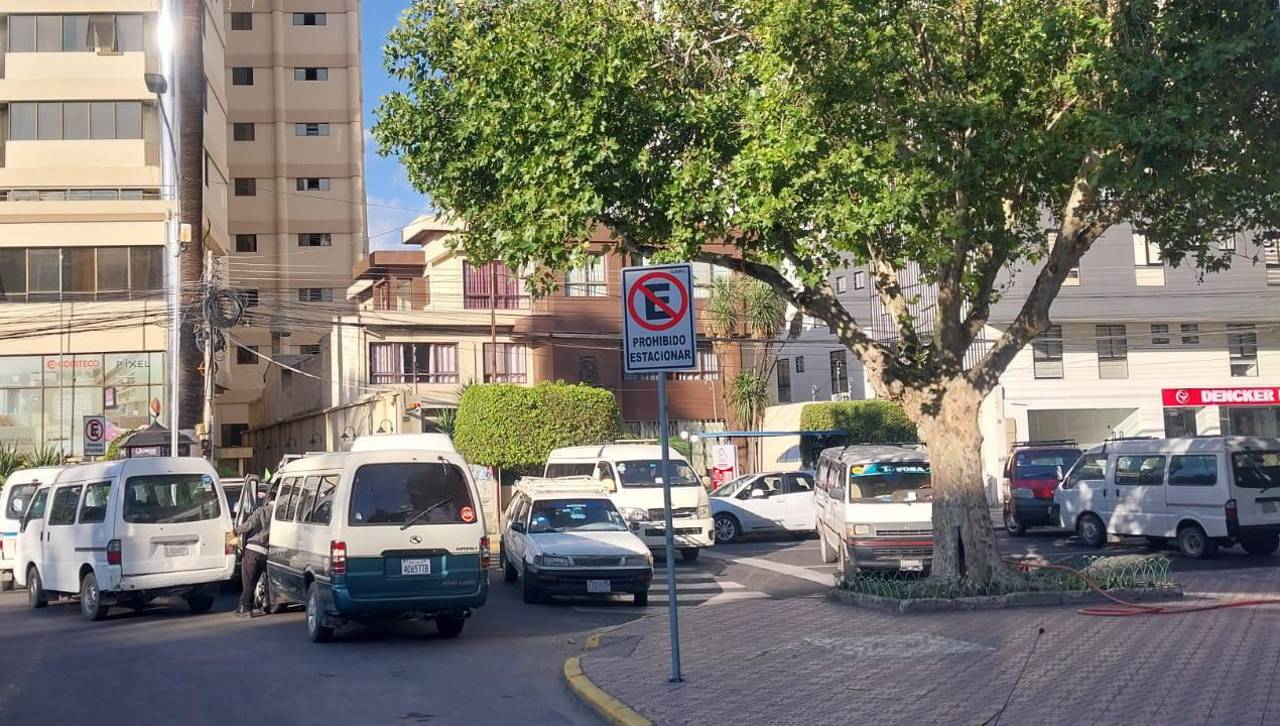 Transportistas bloquean en puertas de la ANH y piden normalizar la distribución de combustible