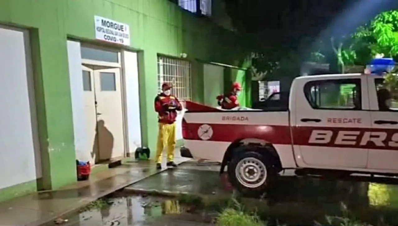 Choque frontal entre un bus y una vagoneta en Tarija deja víctimas fatales de una familia