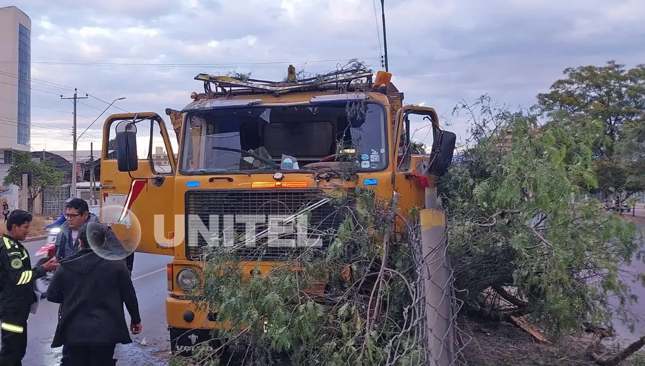 Camión con carga de garrafas impacta contra la jardinera central de la avenida Blanco Galindo en Cochabamba