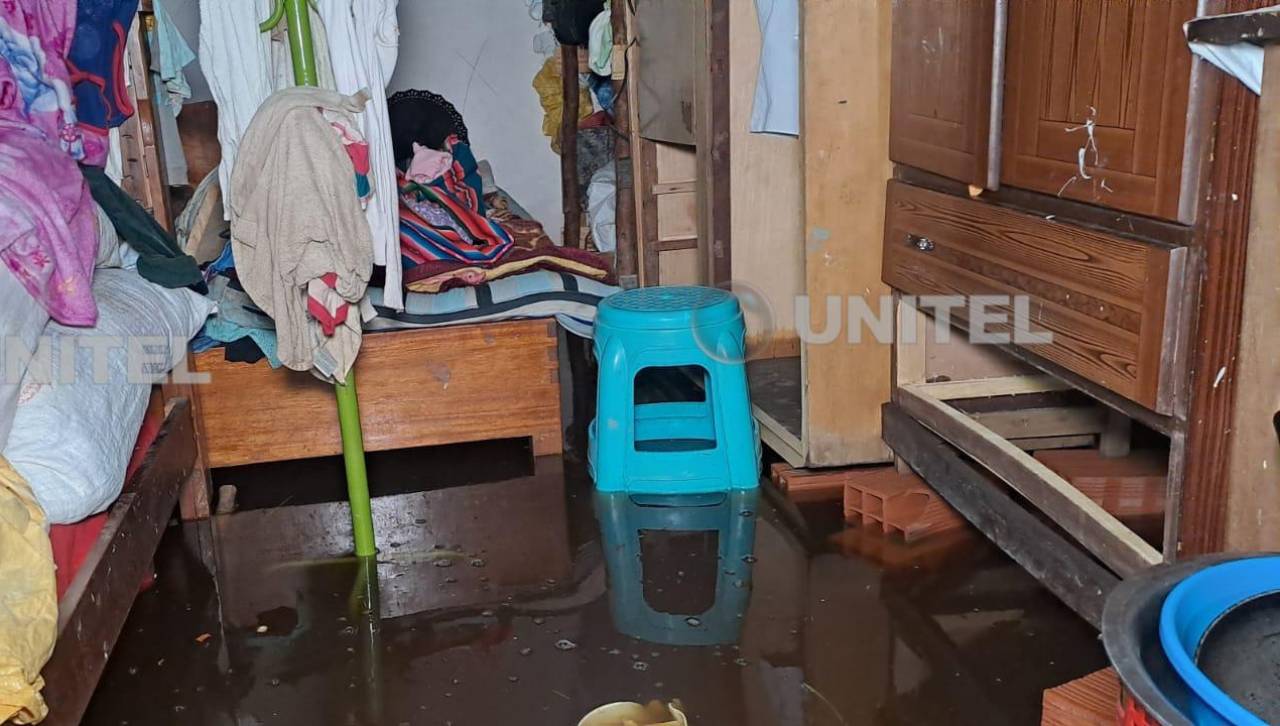 Familias en Quillacollo están viviendo hace más de una semana en sus casas inundadas, no tienen donde trasladarse