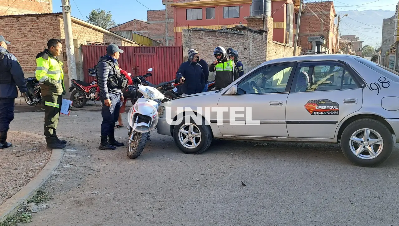 Taxi choca contra una motocicleta y deja a una mujer herida en Cochabamba
