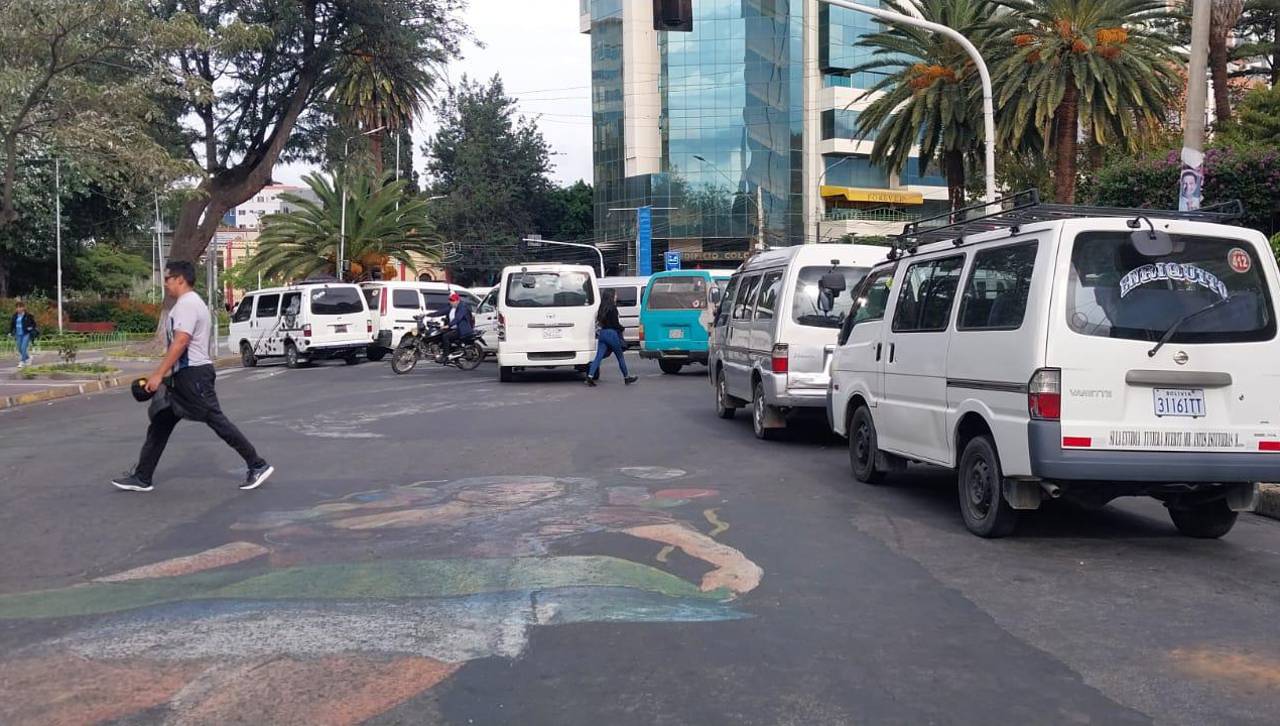 Línea de trufi instala bloqueos en Cochabamba; exige al municipio se le permita transitar por el túnel de El Abra